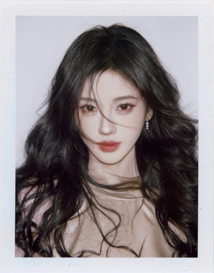 鞠婧祎的这款单人照，亮点在飘逸的长发，港风味儿很足，是多位流量明星的营业照中最为出圈的。