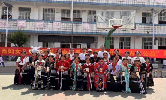 身着传统服饰的猴场小学学生