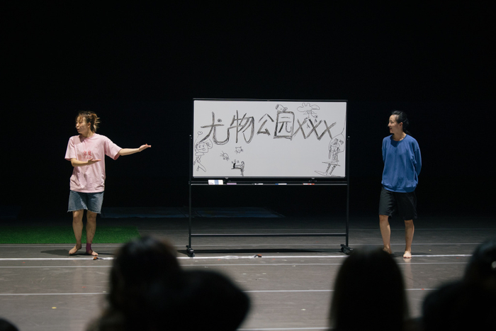 宋欣欣（右）和王姝欢，两人身兼编导和舞者