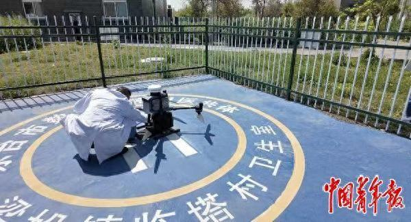 江苏省东台市梁垛镇临塔村卫生室前，村医姚循正通过无人机接收从东台市人民医院运来的药品。中青报·中青网记者 谭思静/摄