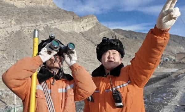 郑金刚（右）和同事巡查苏古尔站接触网设备。中国铁路乌鲁木齐局集团有限公司乌鲁木齐供电段供图