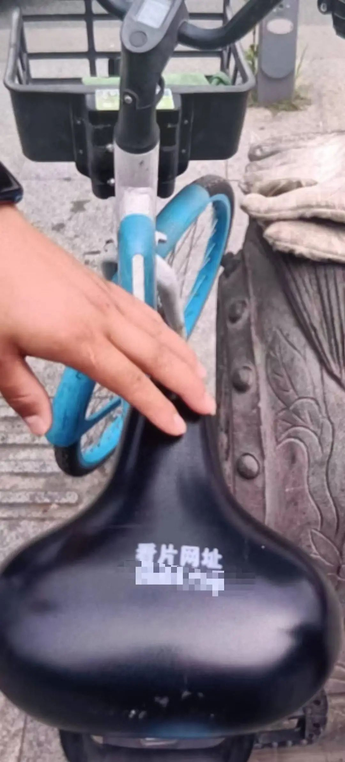 在共享单车上涂印非法小广告