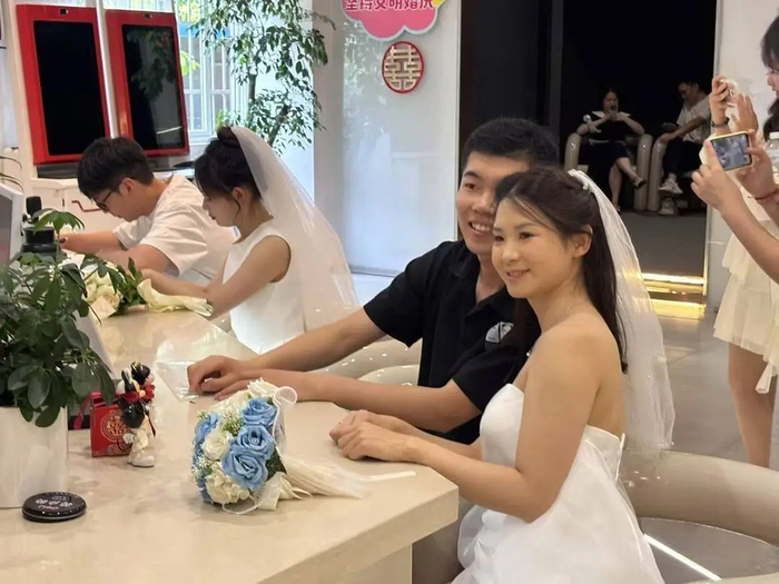 新人领证时拍照留念