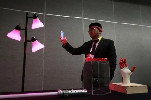 韩璧丞在2016年CES上展示「Focus1」脑波控制头环