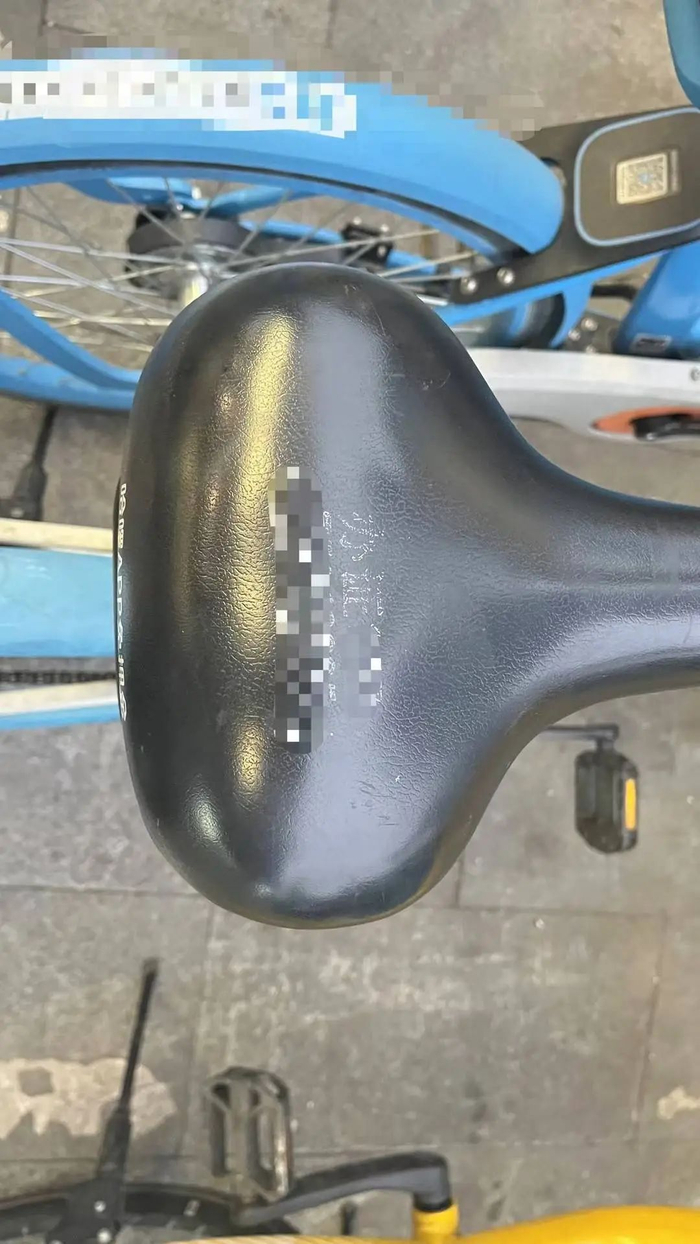 共享单车上涂印非法小广告