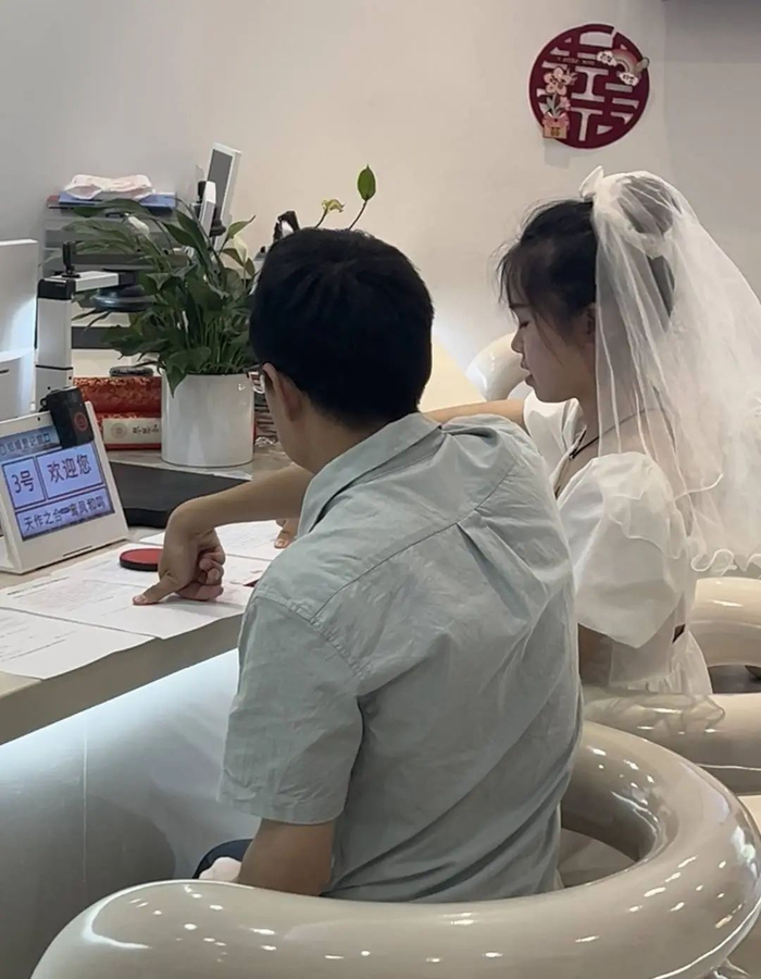 新人正在办理结婚登记