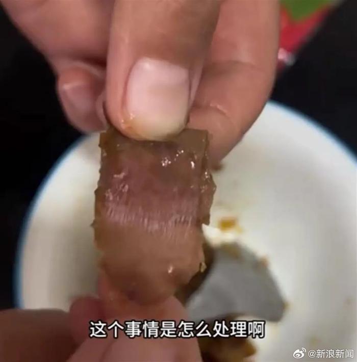 女子称宝宝在粽子中吃出带血创可贴，来伊份：已内部排查