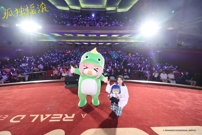 水野朔与化身认可欲怪兽的后藤独玩偶以及现场观众合影。