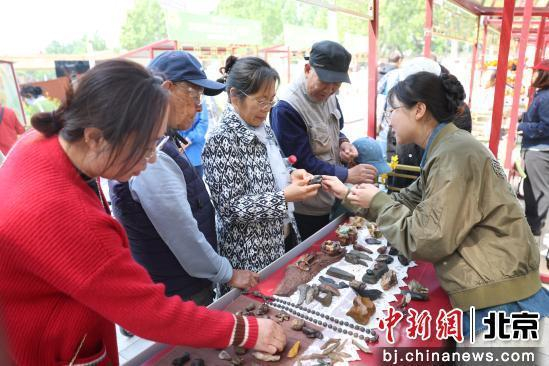 2025年“春花鎏金”油菜花市集在北京北三环安贞拾光主题广场拉开帷幕。记者 富田 摄