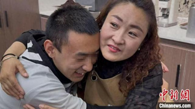 图为赵宇和妈妈温馨相拥。康懿摄