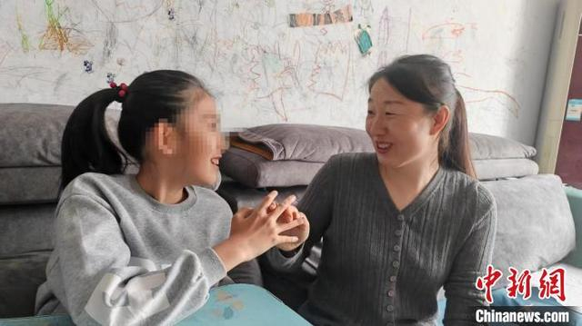 图为熙苒和妈妈开心互动。中新网记者尚虹波摄