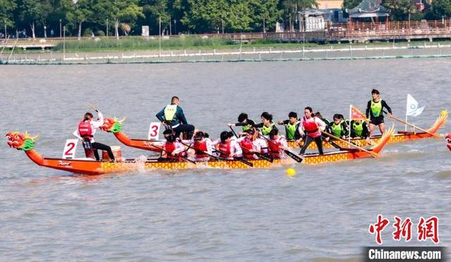 参赛选手上演“速度与激情”的对决。 中新社记者 张畅 摄