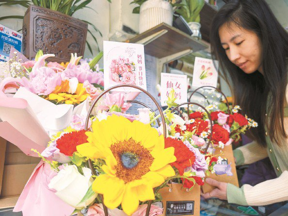             图为市民选购母亲节花束          