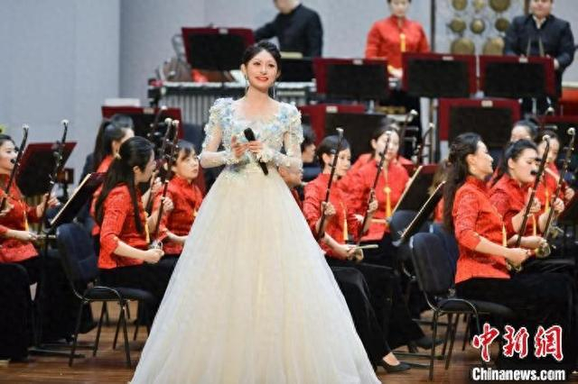 青年女高音黄爽演绎歌曲《妈妈的桃木梳》。 浙江歌舞剧院供图