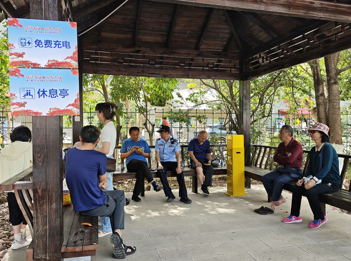 游客在绿汁派出所便民服务区小憩。玉溪警方 供图