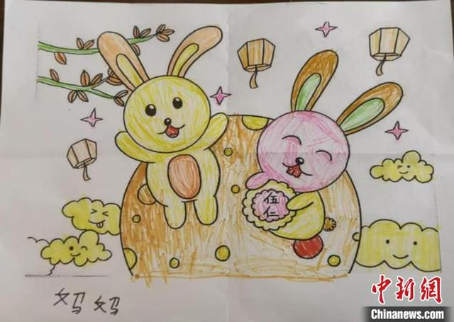 图为张丽收藏着的女儿小可的画。康懿摄