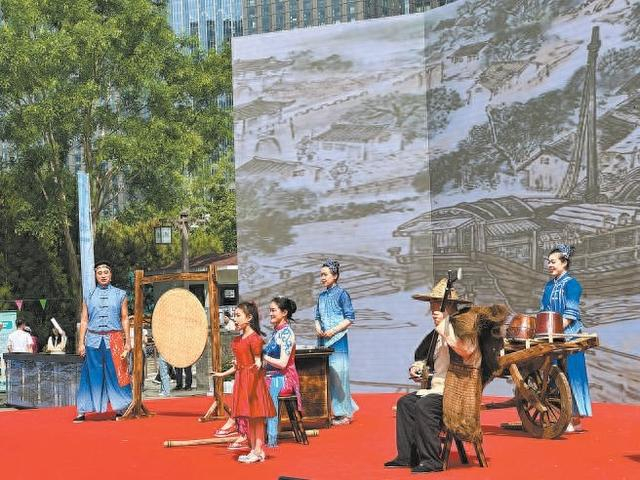 昨天，一场非遗口技表演《运河声声 诗韵传邻》，拉开了第七届北京邻里节的序幕。 本报记者 王琪鹏摄