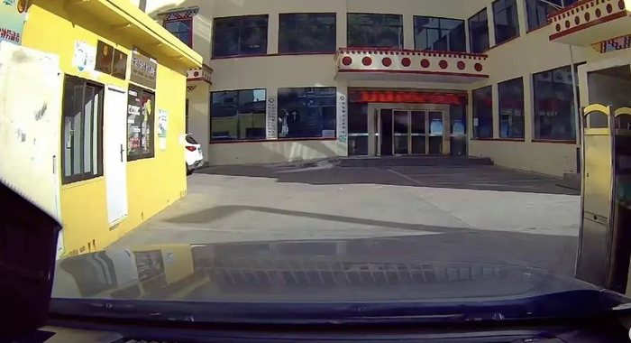 司机将游客送到卫生院抢救