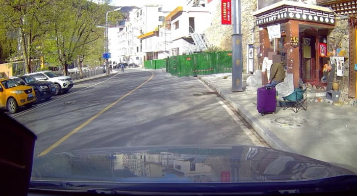 司机接到出现高反的男士和同行人员