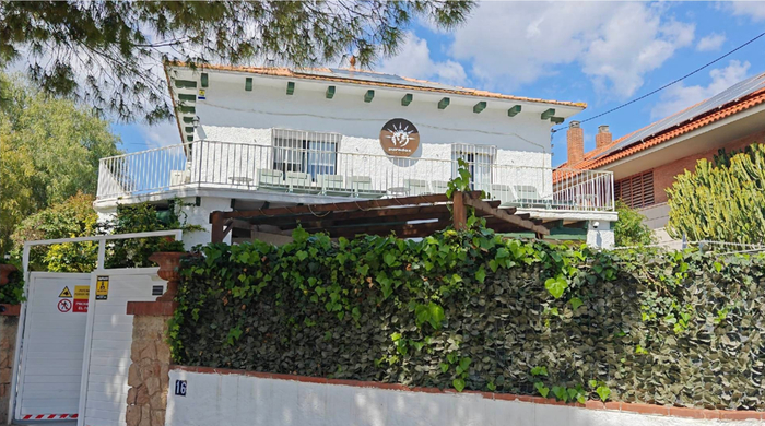  Paradox Tinto 整个办公区比较迷你，处于一座西班牙海滨附近的别墅中