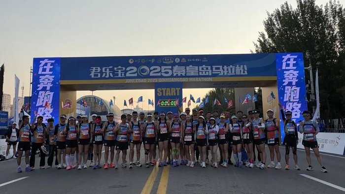 运动员们蓄势待发。记者 刘迅 摄