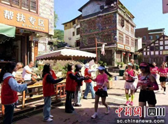 志愿者开展志愿服务活动。汶川县委宣传部供图