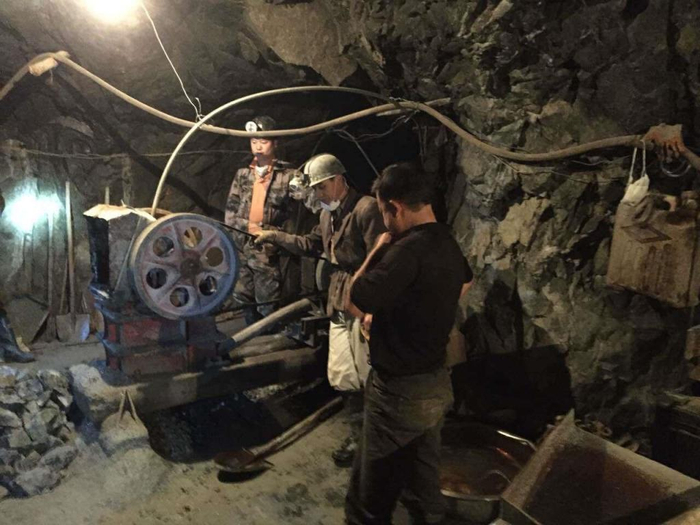 执法人员在矿洞内查处的非法采金设备&nbsp; 图片来源：洪江市政府网站