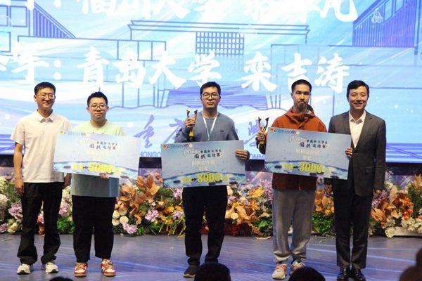 古力(右一)为公开组获奖选手授奖。主持方供图