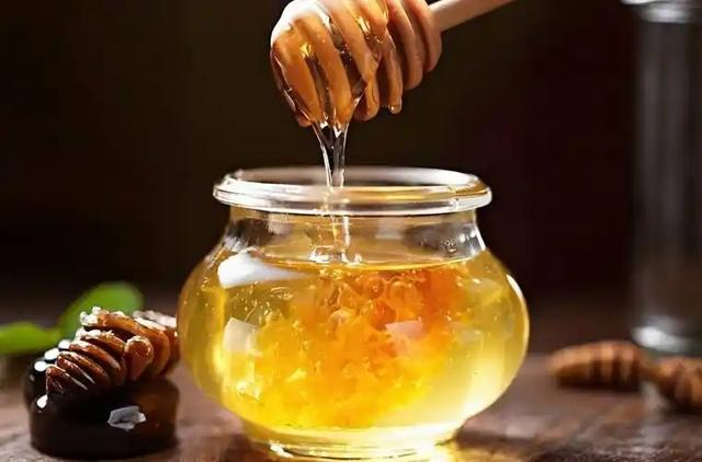 老年人天天喝蜂蜜茶(老年人常喝蜂蜜有什么好处和坏处) 老年人天天喝蜂蜜茶(老年人常喝蜂蜜有什么好处和坏处)