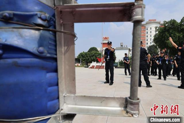 图为5月11日，民警开展单警装备使用训练。杨雄雯 供图