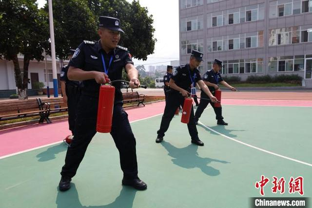 图为5月11日，民警进行灭火器使用训练。杨雄雯 供图