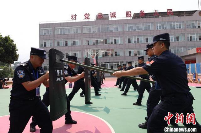 图为5月11日，民警进行应急棍、盾牌对抗训练。杨雄雯 供图