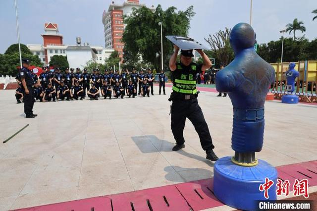 图为5月11日，民警开展盾牌实战训练。杨雄雯 供图
