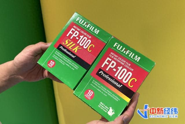 富士FP-100C和FP-100C-silk撕拉片相纸 中新经纬王玉玲 摄