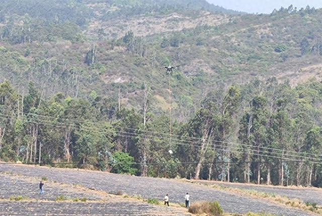 无人机运输化肥作业。毛姝颖摄