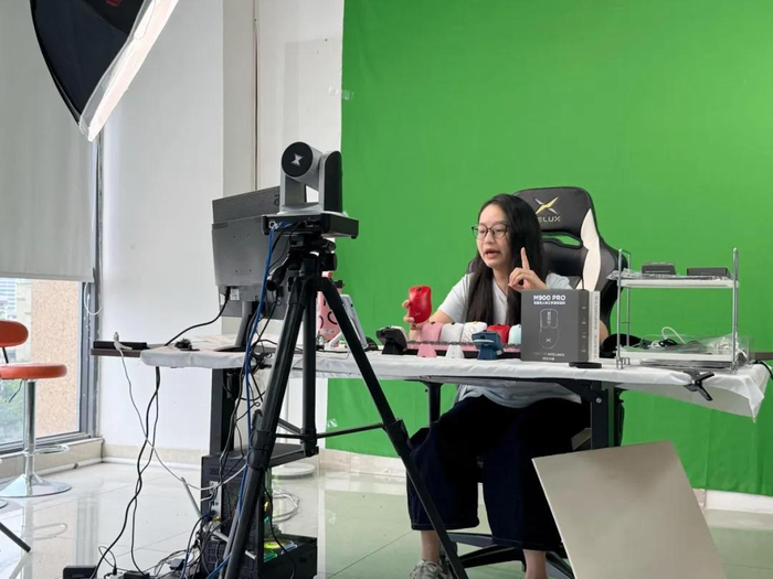 DELUX多彩抖音官方直播间主播正在展示最新款鼠标 观察者网/摄