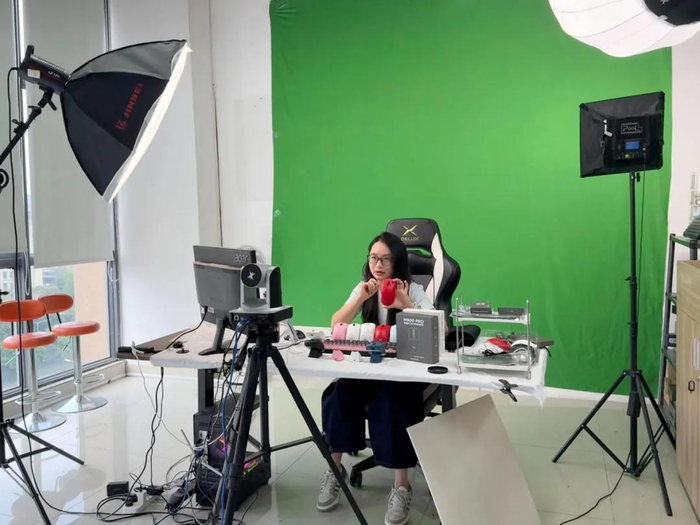 多彩科技直播团队正在进行专场直播 观察者网/摄