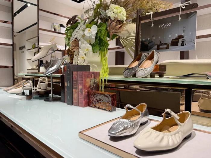 鸿民国际自有中高端鞋履品牌——MUX 观察者网/摄