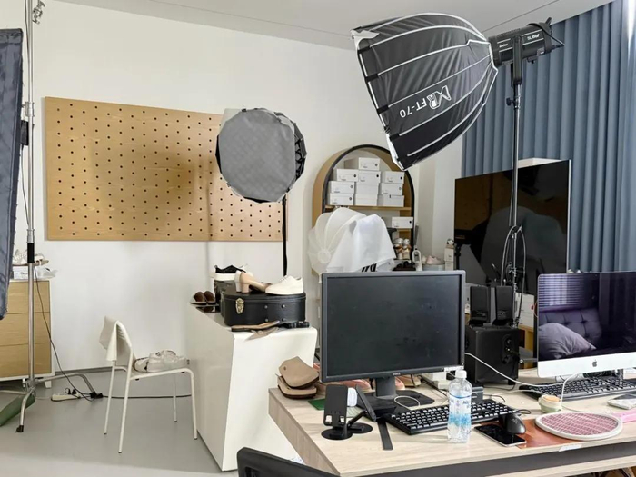 鸿民国际抖音直播间布置 观察者网/摄