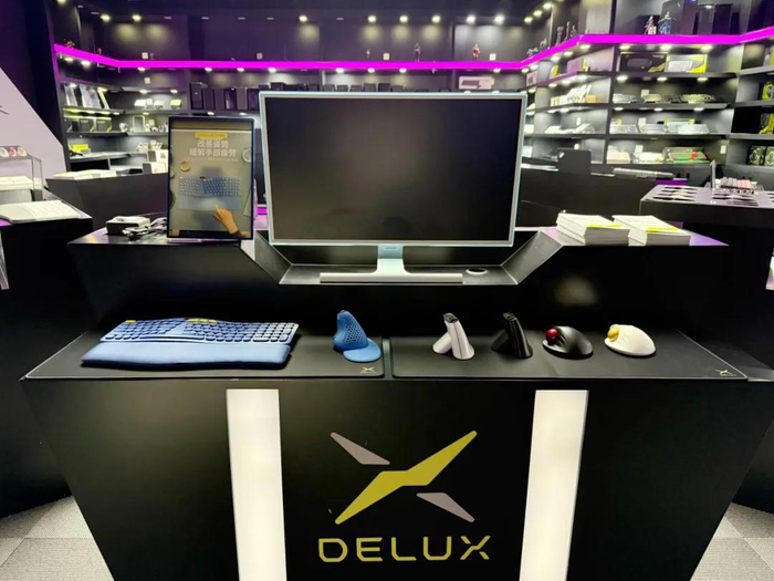 多彩科技推出的人体工学键盘与垂直鼠标 观察者网/摄