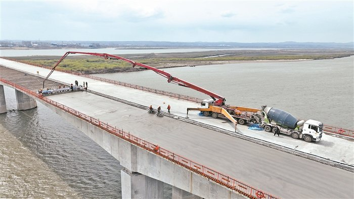正在建设中的通河松花江特大桥。蒋辉 摄