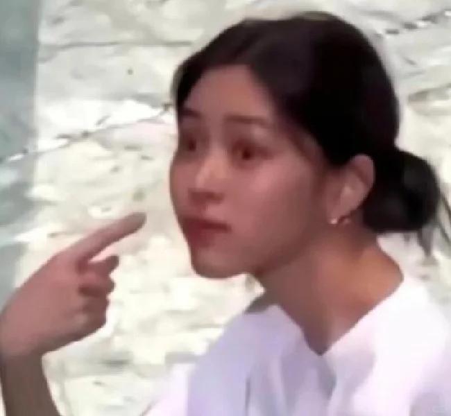 “多年没联系的老同学突然找上门示爱??”这自恋程度无人能敌了!!