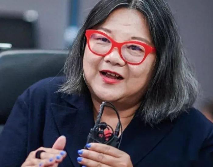 名门痞女洪晃：扬言女人要睡五个男人才够本，经历四段婚姻的她，幸福吗？