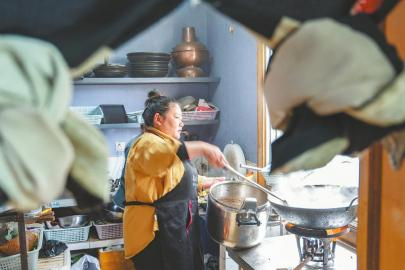 　　悬崖飞羊馆内，厨师、主理人罗蓓在做汤锅。