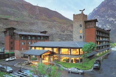 　　悬崖村的温泉酒店。