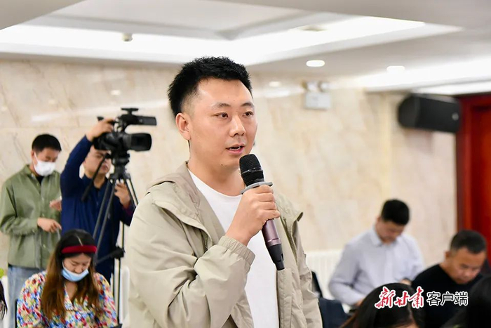 新华社记者现场提问