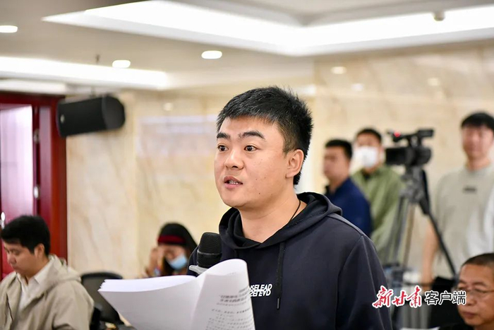 中新社记者现场提问