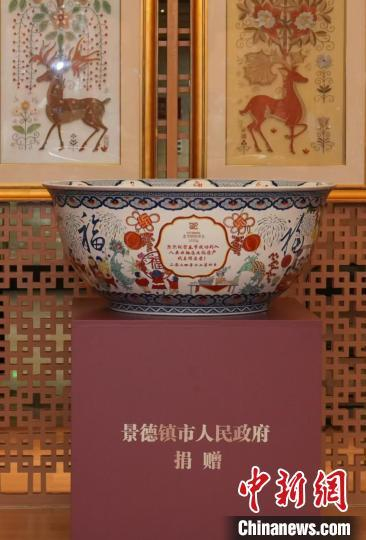 青花斗彩“春碗”。 主办方供图