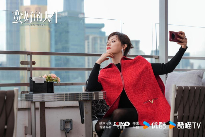 《蛮好的人生》在上海进行大量实地取景，如图中场景位于外滩的餐厅露台