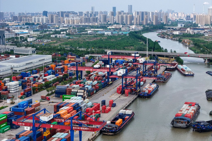 5月10日，货船在位于京杭大运河淮安段的淮安港装货（无人机照片）。   新华社 发 （徐昌政 摄）